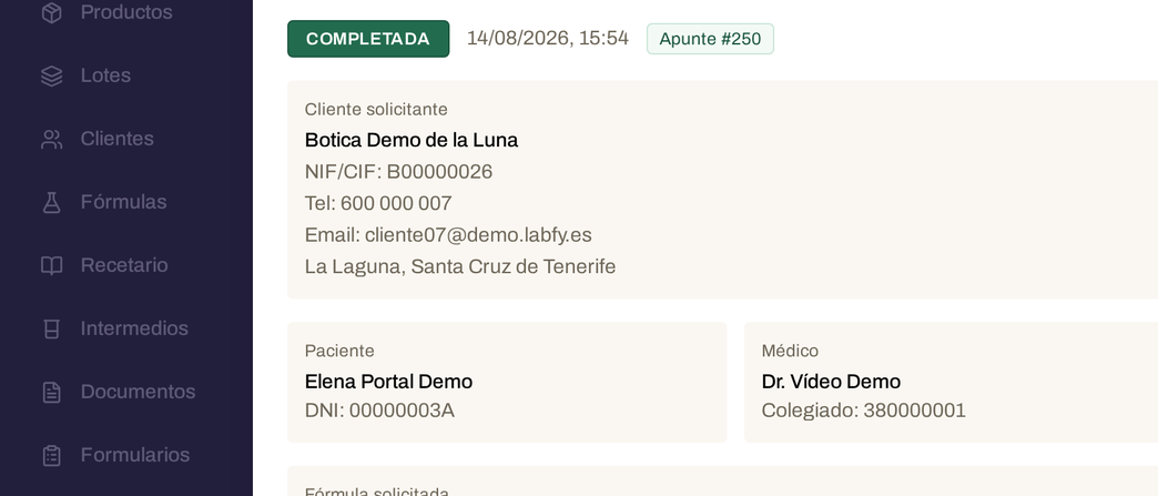 Detalle de una solicitud llegada por el portal de clientes, marcada como completada y convertida en el apunte de recetario 250, con los datos del cliente, el paciente y el médico prescriptor.